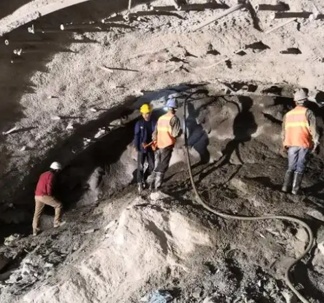 丹棱拱顶带模注浆料的施工流程及注意事项